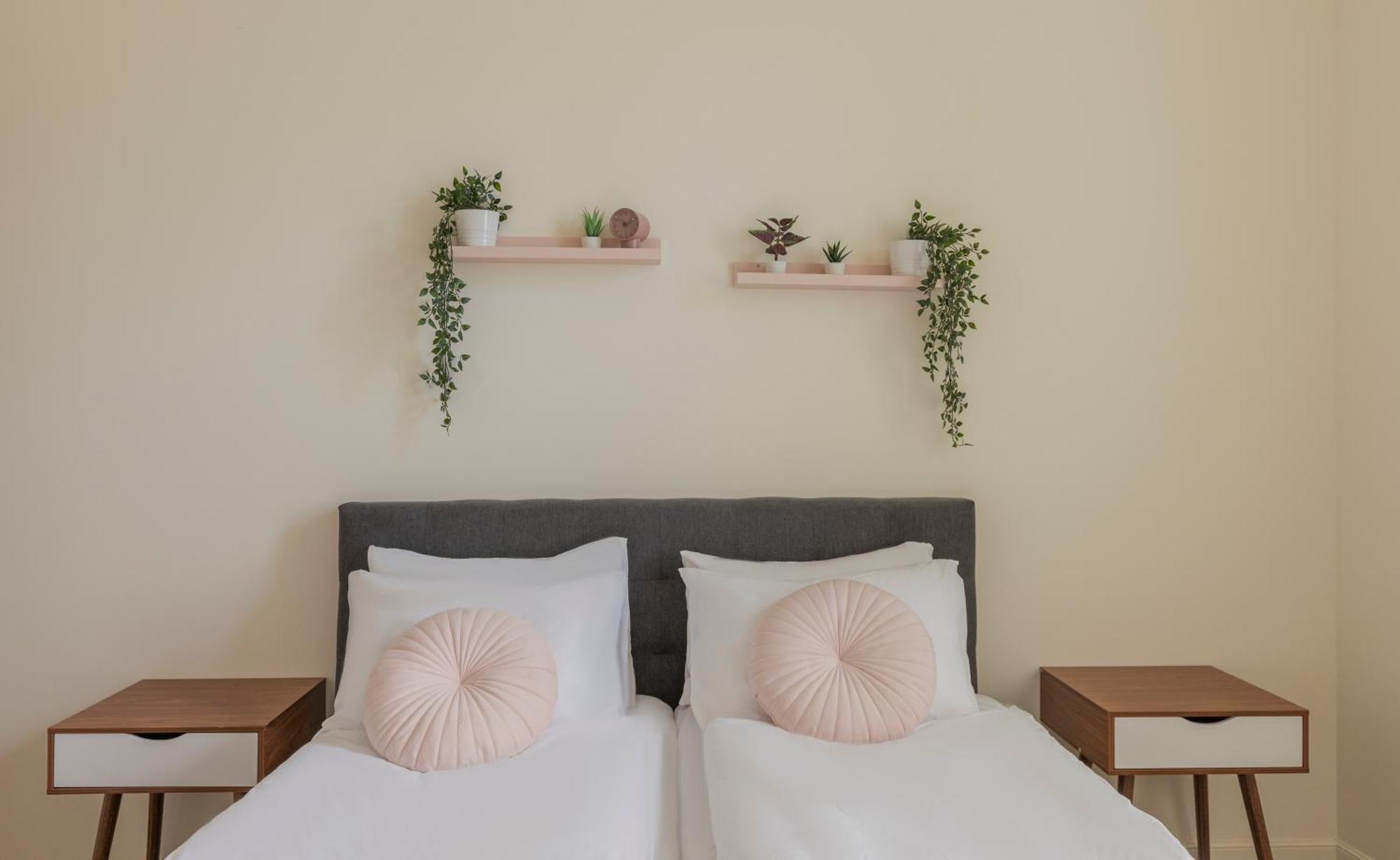 The Pearl Of Nachlaot Apartments Єрусалим Номер фото